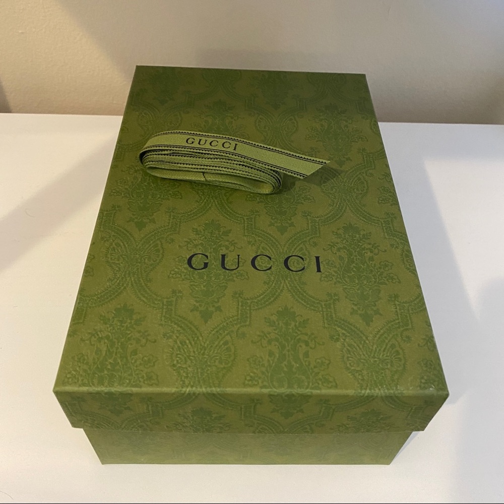 Green medium Gucci box with Ribbon